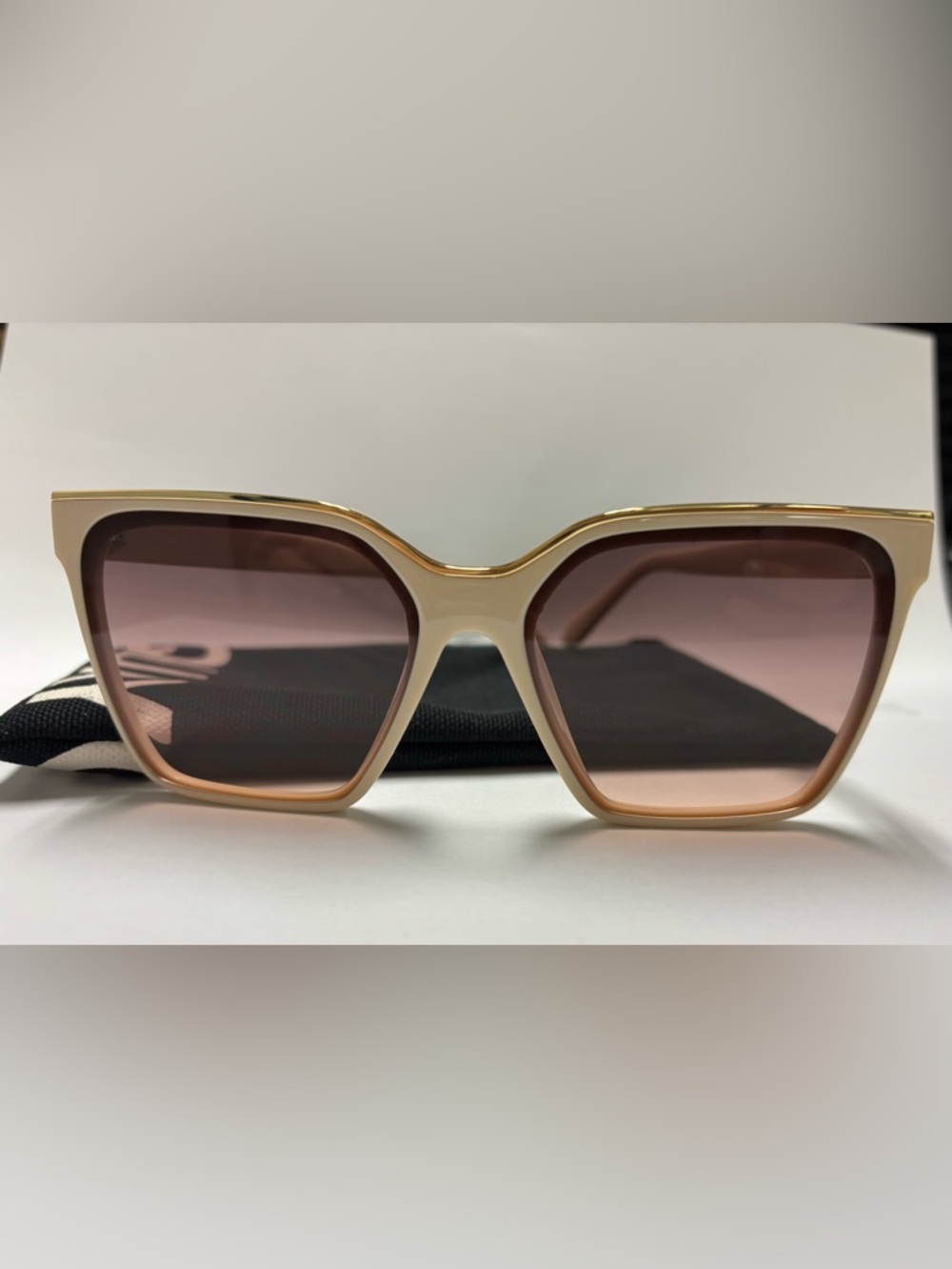 Quay LEVEL UP oversized square sunglasses
Champagne Frame/ Brown Fawn Lenses